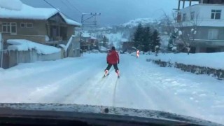 Köy yolunda kayak yapan vatandaş ilginç görüntülere sahne oldu