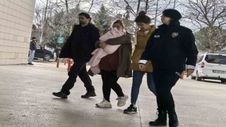 Kucaklarında bebekle hırsızlık yapan 2 kadın yakalandı