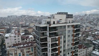 Küçükçekmecede bir binanın çatısına yıldırım düştü: Kopan parçalar araçlara zarar verdi, 1 yaralı
