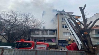 Küçükçekmecede korkutan yangın: 2 katlı gecekonduda çıktı, alevler yan binaya sıçradı
