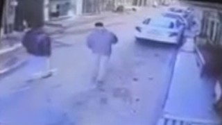 Kurşunlardan kaçmak için araç etrafında ring attı...Silahlı saldırı kamerada