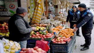 Kuşadası Belediyesi zabıta ekipleri kaldırım işgaline geçit vermiyor