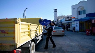 Kuşadası’nda Zabıta, Yaya Yollarını Engelleyen Eşyaları Topladı