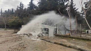 Kuşadasında isale hattı patladı, mezarlığı su bastı