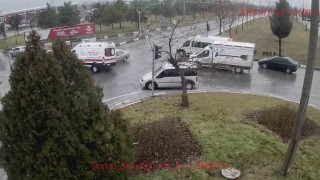 Kütahyada ambulansın devrildiği kaza güvenlik kamerasında