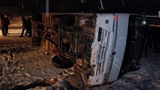 Kütahyada işçi servisi kaza yaptı: 3 yaralı