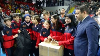 Kütahyada sporculara malzeme desteği dağıtıldı