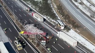 Kuzey Marmara Otoyolu Edirne istikametinde tırla yolcu otobüsü çarpıştı. Olay yerine polis ve sağlık ekipleri sevk edildi.