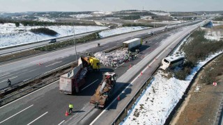 Kuzey Marmara Otoyolunda ani fren yapan yolcu otobüsüne tır çarptı