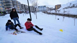 Lala Vadisinde naylon poşetlerle kayarak karın keyfini çıkardılar