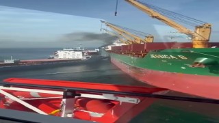 Limandan çıkan gemi, başka bir gemiye çarptı... O anlar kamerada