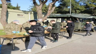 Lise öğrencileri Mehmetçikle Bir Gün etkinliğinde komando birliğini ziyaret etti