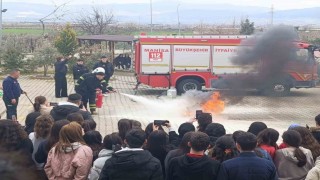 Liseliler yangın sırasında ne yapacaklarını uygulamalı öğrendi