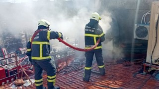 Lokantanın çatısında çıkan yangın söndürüldü