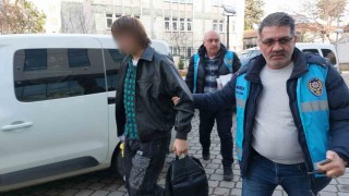 Mağazalardan giyim eşyası çalan 2 kişi yakalandı