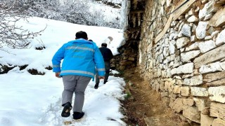 Malatyada karlı yollar yaşlı kadın için aşıldı
