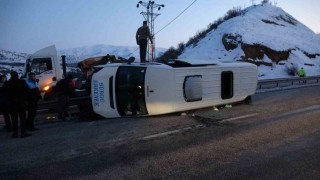 Malatyada kontrolden çıkan minibüs devrildi: 11 yaralı
