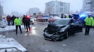 Malatyada öğrenci servisi ile otomobil çarpıştı: 5 yaralı