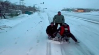Malatyada traktör arkasında karda sörf