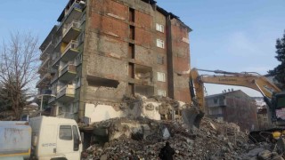Malatyada yıkım sırasında hasar gören 6 katlı bina tahliye edildi