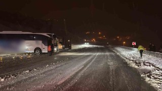 Malatyada yolcu otobüsü istinat duvarına çarptı: 9 yaralı