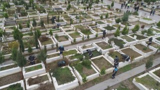 Manisada mezarlık bakımları aralıksız devam ediyor