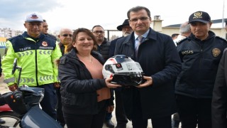 Manisada motosiklet sürücülerine kask dağıtıldı