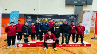 Manisalı güreşçiler Türkiye Şampiyonu oldu
