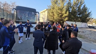 Mardinde futbolcular, gelin arabasından damadı indirip çiftetelli oynadı