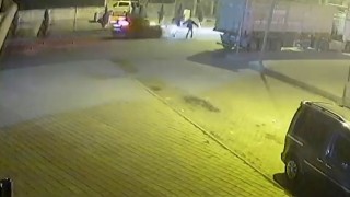 Mardinde otomobilin yayalara çarptığı kaza kamerada