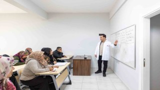 MERCEK Meslek Edindirme Merkezinde vatandaşlar okuma-yazma öğreniyor