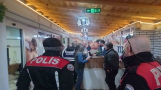 Mersin polisinden eş zamanlı denetim: 2 şüpheli tutuklandı, 7 milyon 950 bin TL ceza kesildi
