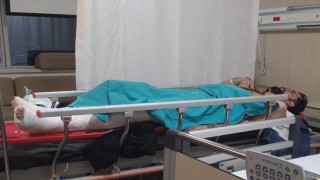 Mersinde düşerek yaralandıktan sonra tutuklanan gencin yakınları tedavi sürecinin tamamlanmasını istiyor