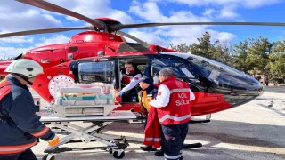 Mersinde erken dünyaya gelen ikiz bebekler helikopter ambulansla nakledildi