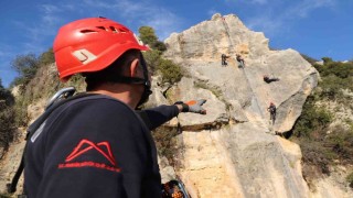 Mersinde itfaiyeciler kayalık alanda eğitim yaptı
