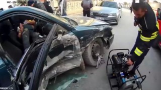 Mersinde otomobilde sıkışan sürücüyü itfaiye ekipleri kurtardı