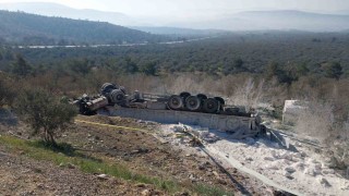 Mersinde şarampole devrilen tırdaki 2 kişi öldü