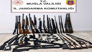 Milasta çok sayıda tüfek ve kurusıkı tabanca ele geçirildi