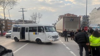 Minibüs ile çarpışan motosikletteki çift yaralandı