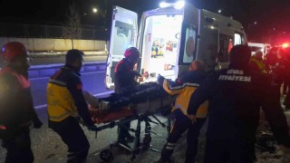 Minibüs otomobile çarptı, 4 kişi yaralandı