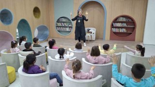 Minikler kütüphaneyi gezdi