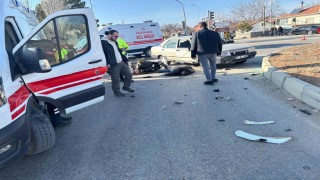 Motosiklet ile otomobil çarpıştı: 1 ölü, 1 yaralı