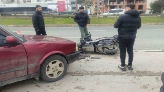 Motosiklet otomobille çarpıştı