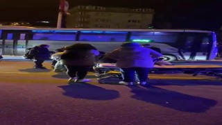 Motosiklet sürücüsü yolun karşısına geçmek isteyen yayaya çarptı