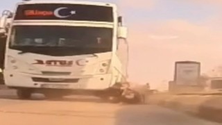 Motosiklet sürücüsünün ölümle burun buruna geldiği anlar kamerada