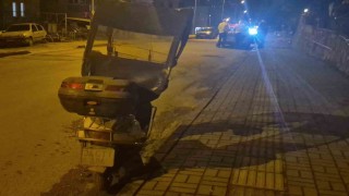 Motosiklet yolun ortasında yürüyen kişiye çarptı
