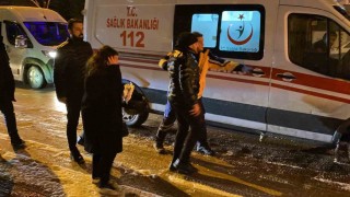 Motosiklete 1 dakika içinde iki kez otomobil çarptı: 2 yaralı