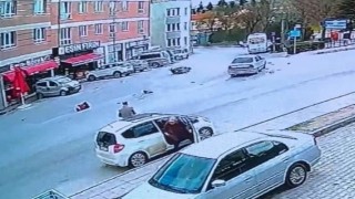 Motosiklete çarpan ehliyetsiz sürücü kaçtı