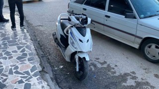 Motosiklete çarpan otomobilin sürürücü olay yerinden kaçtı, 2 kişi yaralandı