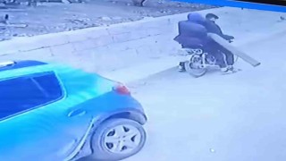 Motosikletle gelip evin bahçesindeki su motorunu çaldılar: O anlar kamerada